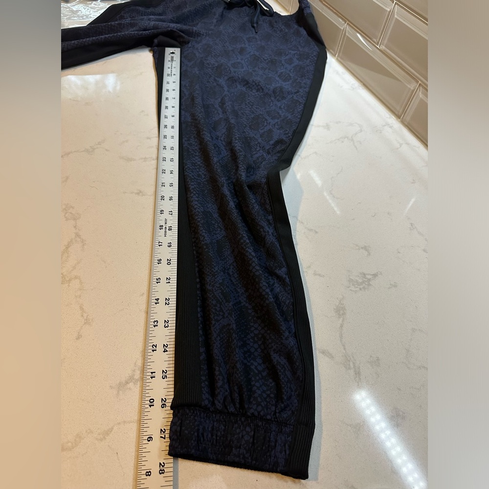 Athleta Brooklyn Joggers Size 10 Blue Black Snakeskin‎ Poly Stretch Athleisure - Picture 13 of 14